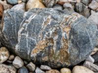 Zweifarbige Maserung an grauem Stein